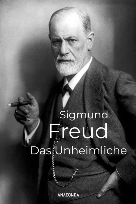„Sigmund Freud: Das Unheimliche“ und „ANACONDA“. Ein älterer Mann im Anzug hält eine Zigarre.