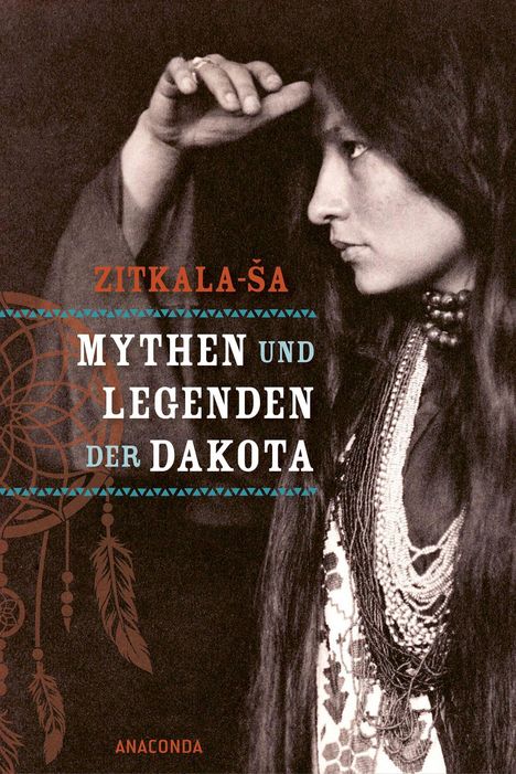 „Zitkala-Ša Mythen und Legenden der Dakota“ steht vor dem Bild einer Frau in traditioneller Kleidung. Links ist ein Traumfänger.