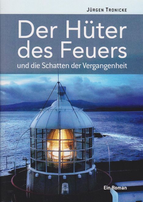 "Der Hüter des Feuers und die Schatten der Vergangenheit. Ein Roman." Ein Leuchtturm am Meer vor bewölktem Himmel.
