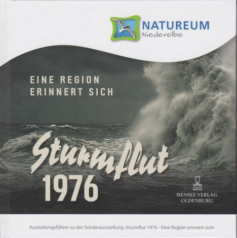 "Eine Region erinnert sich. Sturmflut 1976." Logo oben zeigt "Natureum Niederelbe". Hintergrund: Große Meereswellen.