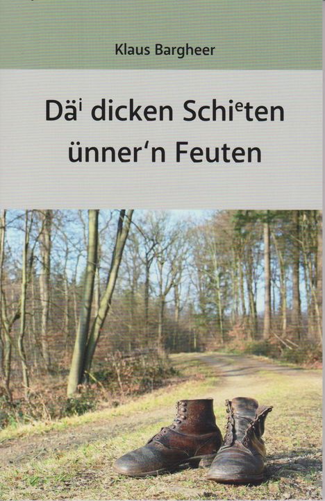 "Klaus Bargheer, Däi dicken Schieten ünner’n Feuten." Alter Stiefel auf einem Waldweg im Hintergrund.