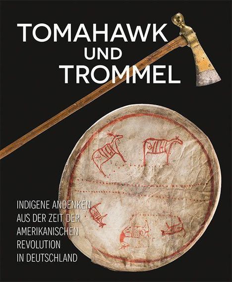 "TOMAHAWK UND TROMMEL" in weißen Buchstaben auf schwarzem Hintergrund, daneben ein Tomahawk und eine bemalte Trommel.