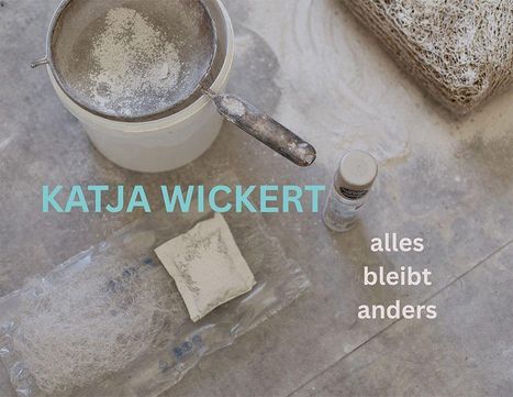"KATJA WICKERT, alles bleibt anders." Ein Sieb auf einem Eimer, Farbe, Schwamm und texturiertes Material auf grauem Hintergrund.