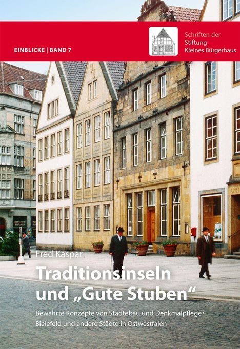 EINBLICKE | BAND 7. Traditionsinseln und „Gute Stuben“. Alte Gebäude mit Menschen, die auf einem Platz spazieren.