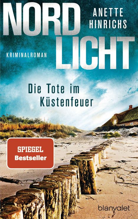 Anette Hinrichs: Nordlicht - Die Tote im Küstenfeuer, Buch