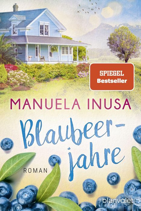 "SPIEGEL Bestseller", "MANUELA INUSA", "Blaubeerjahre", "Roman", "blanvalet". Helles Haus, Blaubeeren, und blauer Himmel.