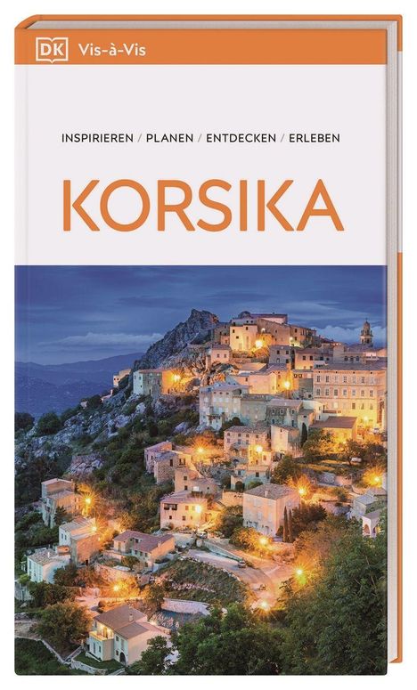Buchcover mit Text: „Inspiriere / Planen / Entdecken / Erleben - Korsika“. Bild von beleuchteter Bergstadt bei Abenddämmerung.