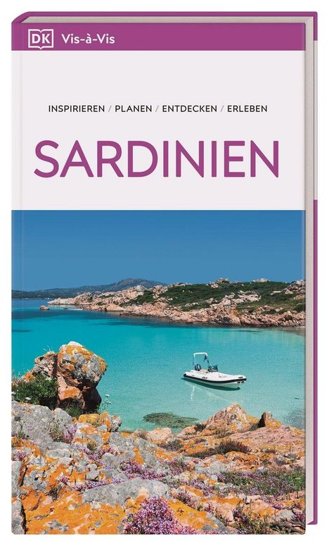 "INSPIRIEREN / PLANEN / ENTDECKEN / ERLEBEN. SARDINIEN." Eine idyllische Küstenszene mit Klippen und einem Boot.