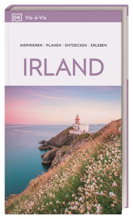 IRLAND. Inspirieren, planen, entdecken, erleben. DK Vis-à-Vis. Klippenlandschaft mit Leuchtturm bei Sonnenuntergang.