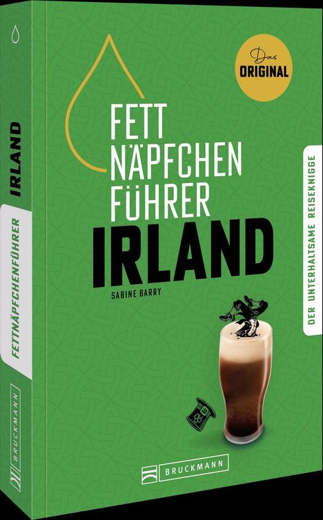 „Fettnäpfchenführer Irland“ von Sabine Barry. Ein Getränkeglas mit einem kleinen springenden Kobold. Grün dominiert.