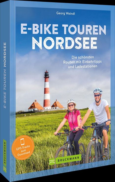 E-BIKE TOUREN NORDSEE. Zwei Radfahrer vor einem Leuchtturm auf grüner Wiese, blauer Himmel, Logo: BRUCKMANN.