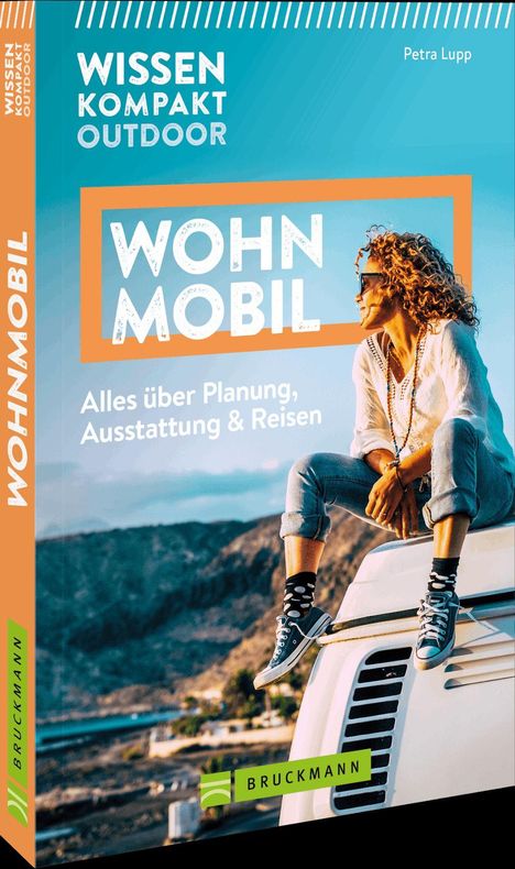 "Wissen Kompakt Outdoor", "Wohnmobil. Alles über Planung, Ausstattung & Reisen." Frau sitzt auf Wohnmobil, Berge im Hintergrund.