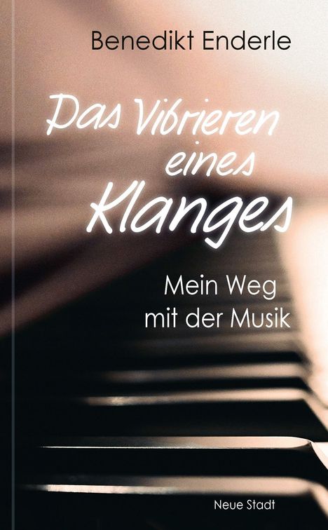 Titel: "Das Vibrieren eines Klanges: Mein Weg mit der Musik" von Benedikt Enderle. Klaviertasten im Hintergrund.