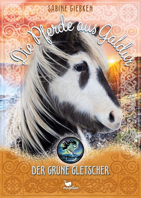 „Die Pferde aus Galdur: Der grüne Gletscher“ von Sabine Giebken. Ein Pferd vor Sonnenuntergang und Wellenmuster.