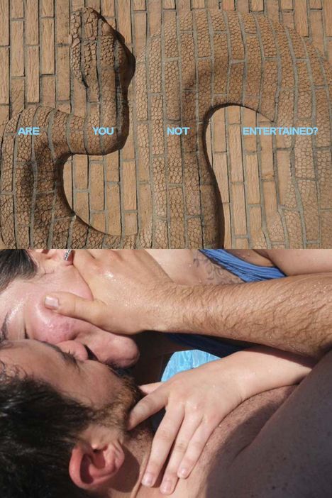 Text: "ARE YOU NOT ENTERTAINED?" Oben ein Mauerrelief mit einer geometrischen Form, unten ein Paar im Wasser, das sich küsst.