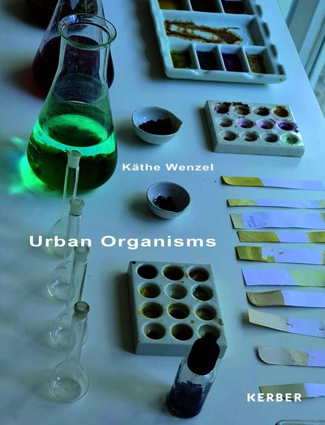 Käthe Wenzel, Urban Organisms, Kerber. Wissenschaftliche Utensilien und Proben auf einem Tisch angeordnet.