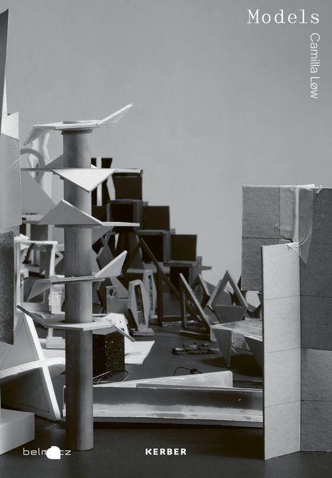 „Models“, „Camilla Løw“. Geometrische Architekturmodelle, Turm aus Papierteilen, minimalistisch.