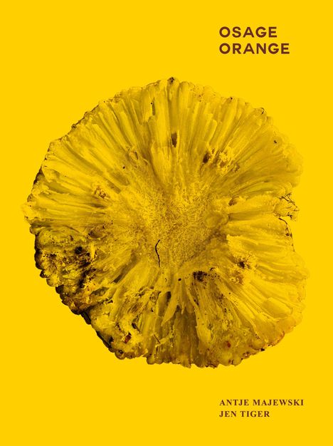 Text: "OSAGE ORANGE" oben, "ANTJE MAJEWSKI JEN TIGER" unten. Gelbes, kreisförmiges Objekt in der Mitte.