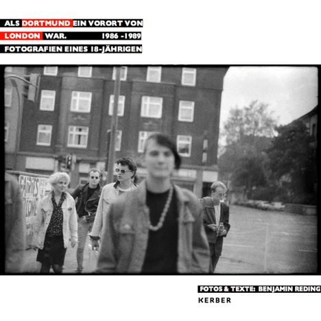 Texte: "ALS DORTMUND EIN VORORT VON LONDON WAR. 1986-1989. FOTOGRAFIEN EINES 18-JÄHRIGEN." Schwarz-weißes Foto von Menschen auf einer Straße.
