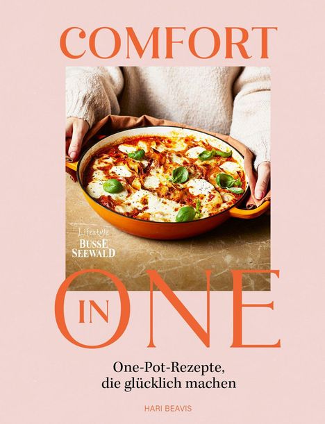 "COMFORT IN ONE. One-Pot-Rezepte, die glücklich machen. HARI BEAVIS." 
Ein Eintopfgericht in orangefarbener Schüssel.