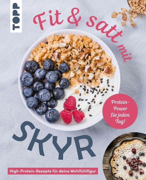 "Fit & satt mit SKYR. Protein-Power für jeden Tag! High-Protein-Rezepte für deine Wohlfühlfigur." Eine Schüssel mit Skyr, Blaubeeren, Himbeeren und Nüssen.