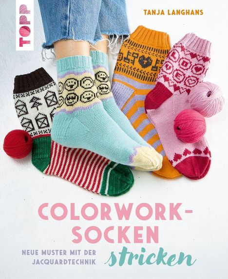 „COLORWORK-SOCKEN stricken. Neue Muster mit der Jacquardtechnik.“ Vier bunte Socken, Garnknäuel, Jeans.