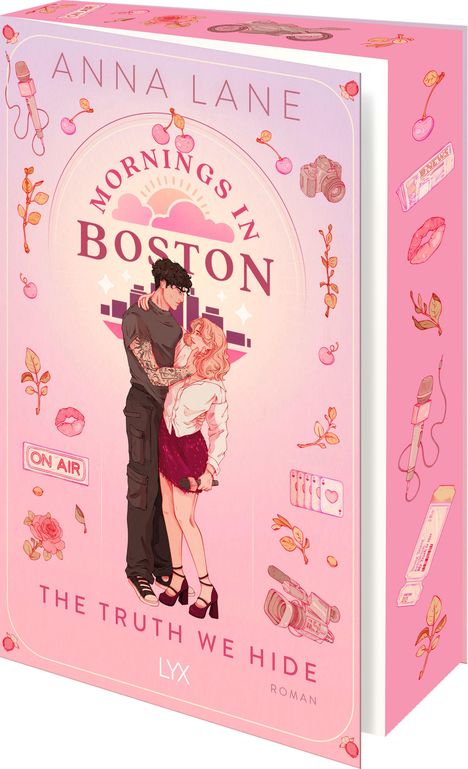 "MORNINGS IN BOSTON", Buch von Anna Lane. Pärchen umarmt sich vor einer Skyline, mikrofonhaltend. Verspielte Illustrationen.