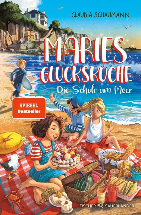 "Claudia Schaumann, Maries Glücksküche, Die Schule am Meer, SPIEGEL Bestseller." Drei Kinder beim Strandpicknick, Surfer im Hintergrund.