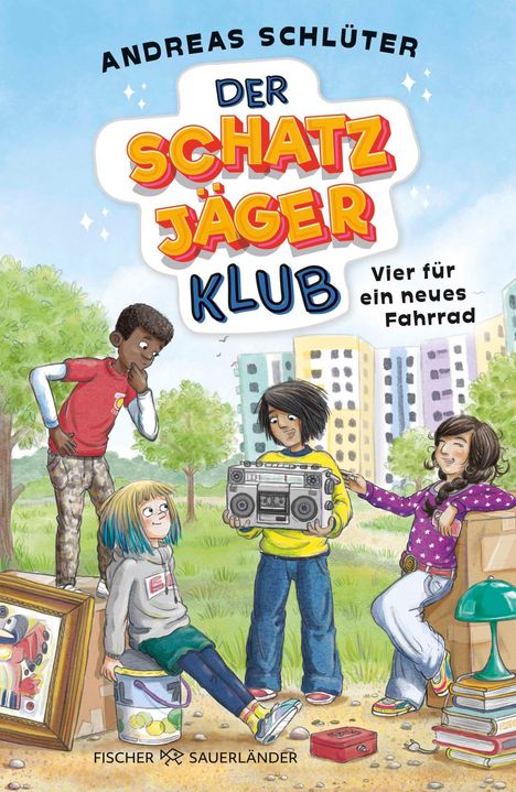 Titel: "Der Schatzjäger Klub: Vier für ein neues Fahrrad". Kinder im Garten mit Radio und Gemälde, umgeben von Bäumen und Häusern.
