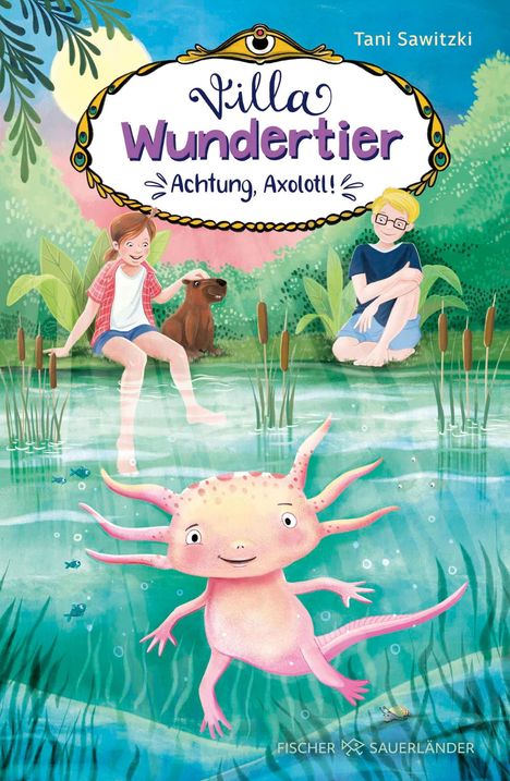 "Villa Wundertier: Achtung, Axolotl!" Zwei Kinder am Teich, eines streichelt ein Tier. Ein pinker Axolotl schwimmt im klaren Wasser.