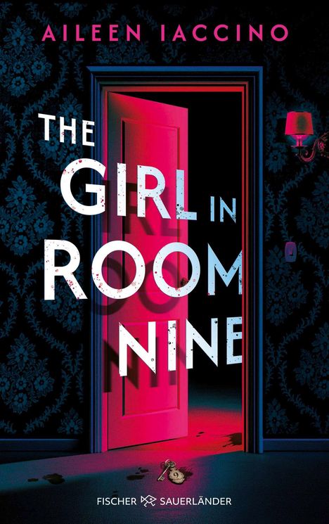 „The Girl in Room Nine“, Aileen Iaccino. Eine pink-beleuchtete, offene Tür, dunkle Tapete, Schlüssel auf dem Boden.