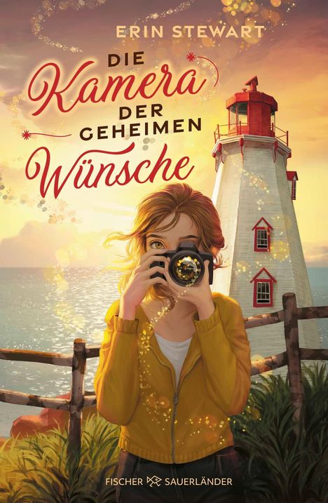 "Die Kamera der geheimen Wünsche" von Erin Stewart. Eine Frau mit Kamera vor Leuchtturm am Meer bei Sonnenuntergang.