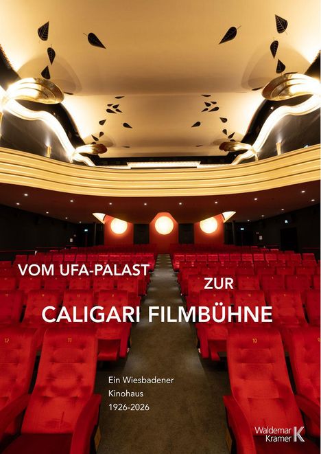 "Vom UFA-Palast zur Caligari Filmbühne. Ein Wiesbadener Kinohaus 1926-2026." Rote Kinositze, leuchtende Deckenleuchten.