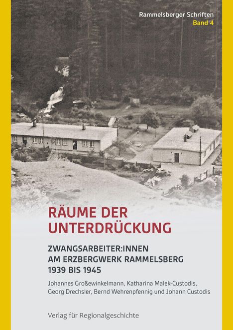 "Räume der Unterdrückung: Zwangsarbeiter:innen am Erzbergwerk Rammelsberg 1939 bis 1945." Schwarzweißfoto von Gebäuden.