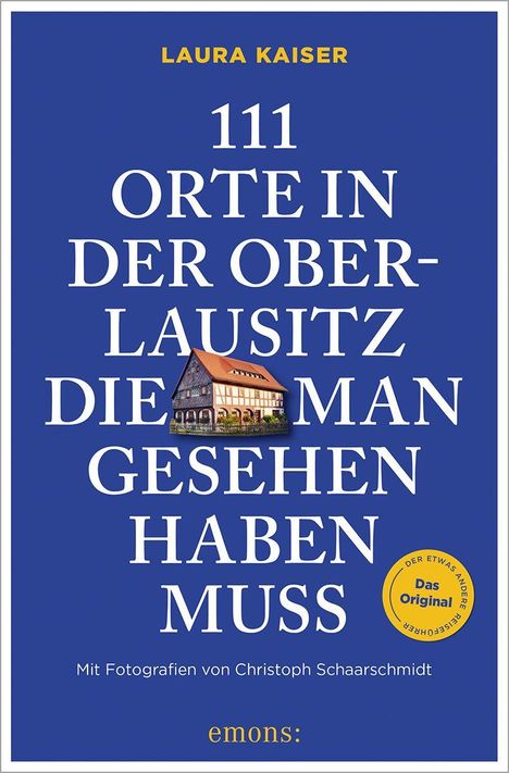 Text: "111 Orte in der Oberlausitz die man gesehen haben muss." Illustration: Traditionelles Haus. Blauer Hintergrund.