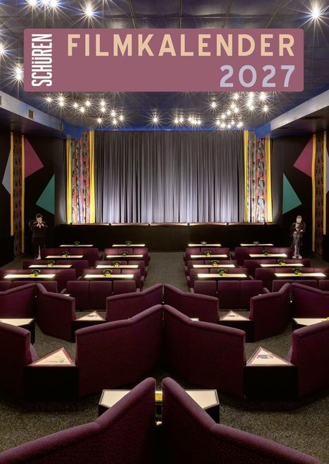 „Schüren Filmkalender 2027“. Kleines Kino mit lila Sitzen, Tischen und beleuchtetem Vorhang, dekorativem Design.