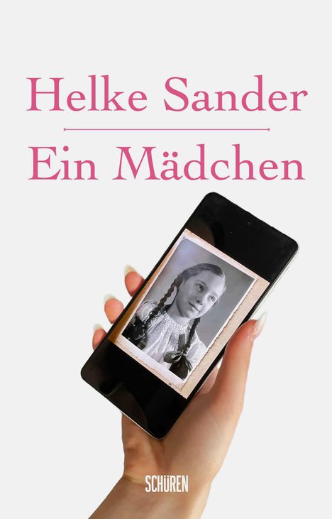 "Helke Sander: Ein Mädchen. Hand hält Smartphone mit altem Foto eines Mädchens im schwarz-weißen Stil. Schüren-Logo."