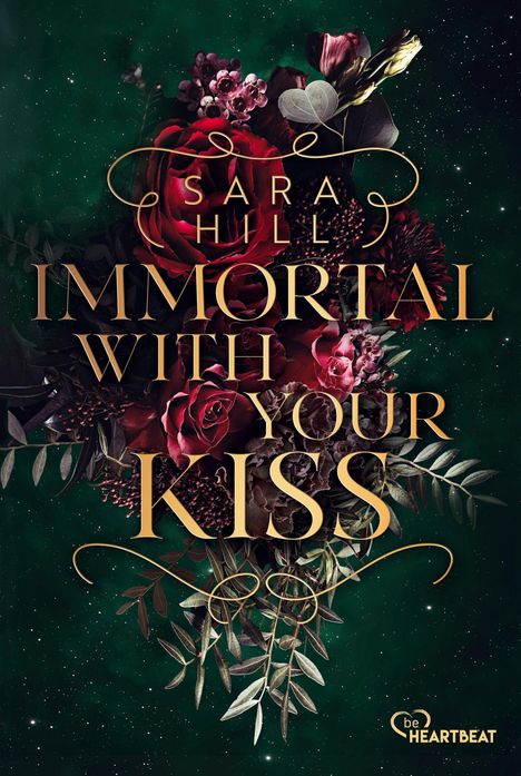 "Sara Hill, Immortal with Your Kiss" in goldener Schrift vor einem Hintergrund aus roten Rosen und grünen Blättern.