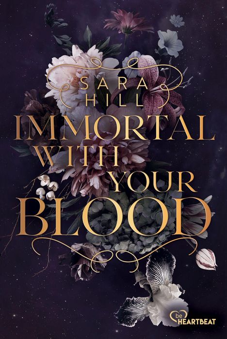 „Sara Hill, Immortal With Your Blood.“ Ein Blumenarrangement auf einem dunklen, sternenähnlichen Hintergrund.