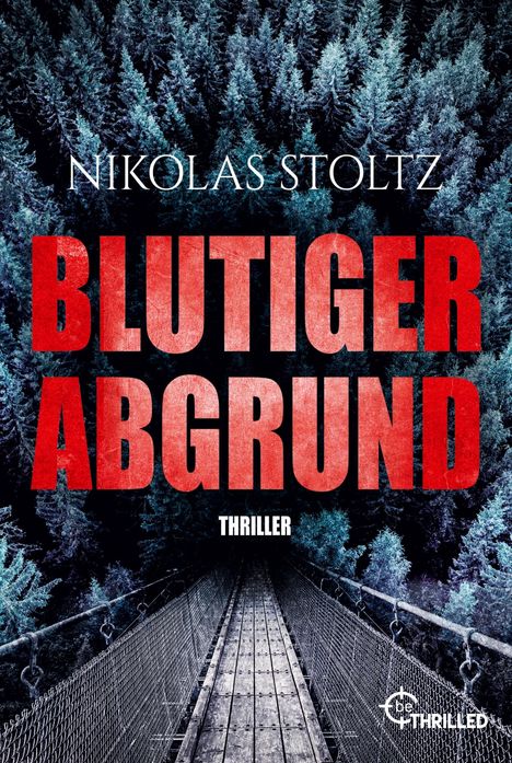 "Blutiger Abgrund", Thriller von Nikolas Stoltz. Eine Hängebrücke führt durch einen düsteren, dichten Wald.
