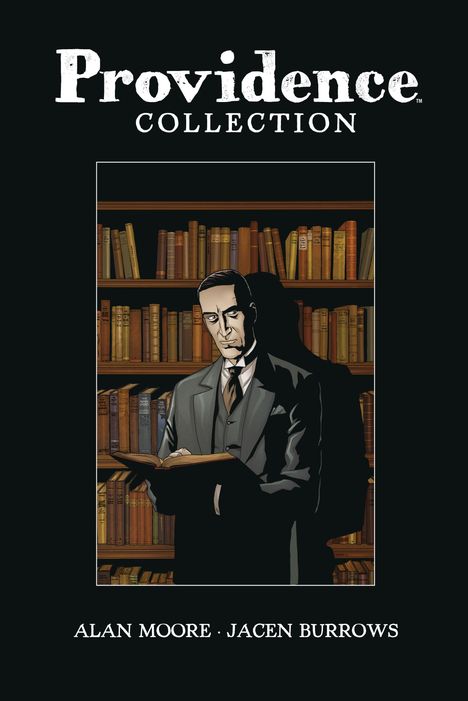 Text: "Providence Collection", "Alan Moore · Jacen Burrows". Illustration: Mann in Anzug liest Buch vor Bücherregal.