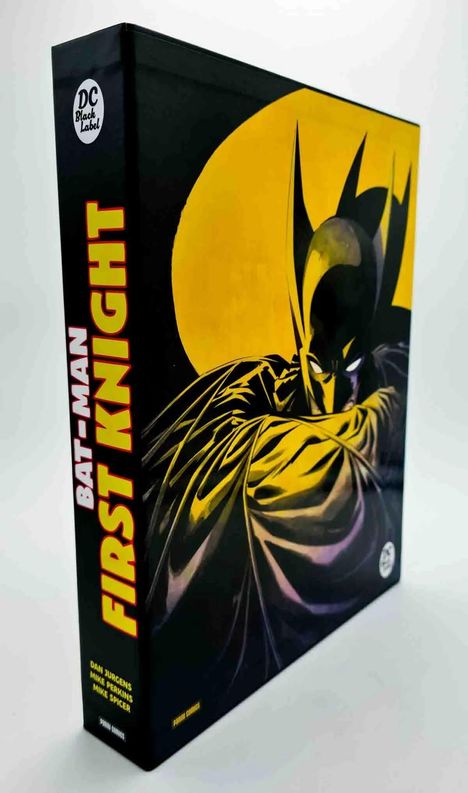 "BATMAN FIRST KNIGHT" in roten Großbuchstaben; darunter Batman vor gelbem Hintergrund; dunkle Umhänge umwickeln ihn.