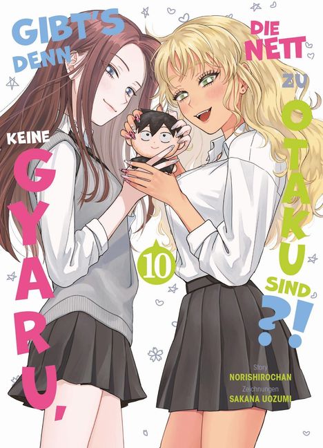 Zwei junge Frauen halten eine kleine Puppe. Eine hat braunes, die andere blondes Haar.