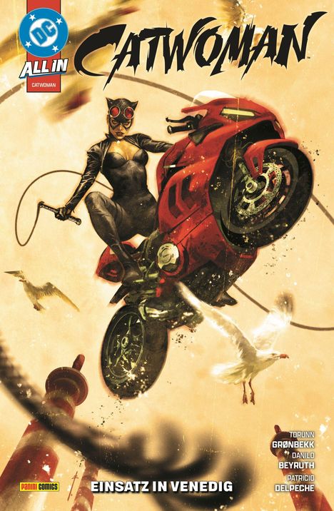 "CATWOMAN, EINSATZ IN VENEDIG. Frau in schwarzem Anzug auf rotem Motorrad, springt in die Luft, Möwen fliegen darum."