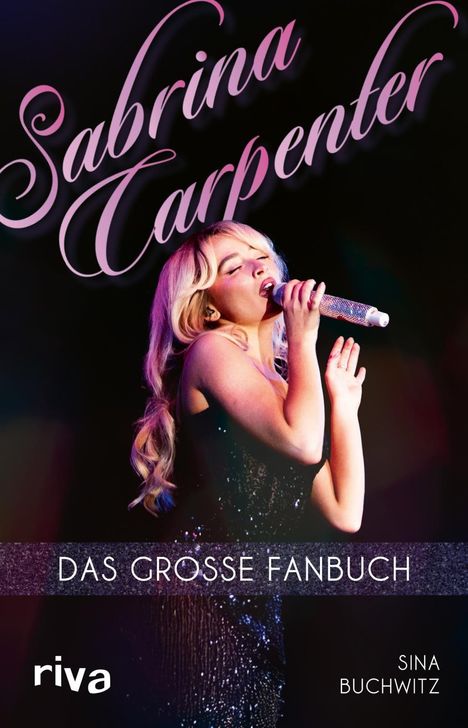"Sabrina Carpenter", "Das Große Fanbuch". Frau singt mit verziertem Mikrofon, trägt ein schwarzes Kleid.