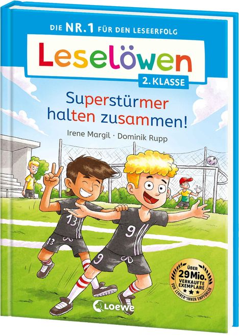 "Leselöwen 2. Klasse Superstürmer halten zusammen! Irene Margil, Dominik Rupp." Zwei jubelnde Jungen auf einem Fußballfeld.