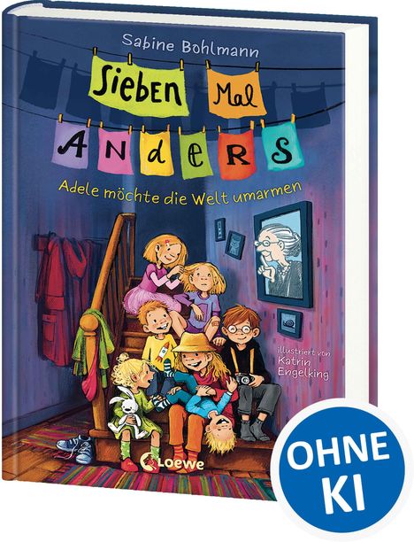 Buchtitel: "Sieben Mal Anders". Untertitel: "Adele möchte die Welt umarmen". Gruppe fröhlicher Kinder auf einer Treppe.