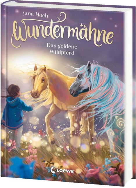 "Buchtitel: Wundermähne - Das goldene Wildpferd von Jana Hoch. Ein Kind und zwei magische Pferde in einer blühenden Landschaft."