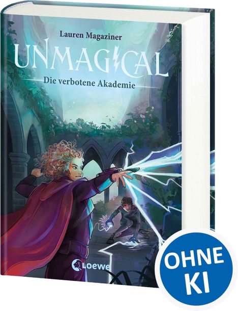 „Lauren Magaziner, UNMAGICAL: Die verbotene Akademie.“ Illustration von zwei Personen mit magischem Kampf in einem Garten.