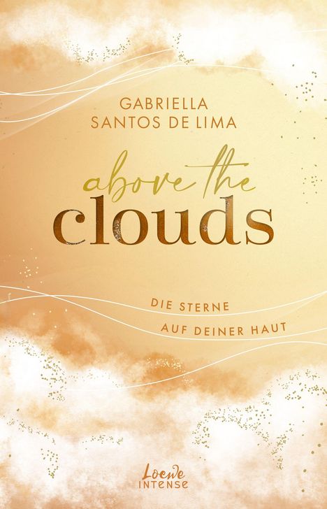 "GABRIELLA SANTOS DE LIMA above the clouds DIE STERNE AUF DEINER HAUT. Hintergrund in hellen, wolkigen Beige- und Goldtönen."